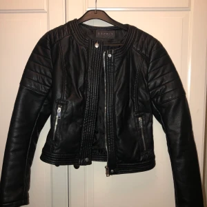 Skinnjacka  - Snygg och knappt använd skinnjacka i storlek xs