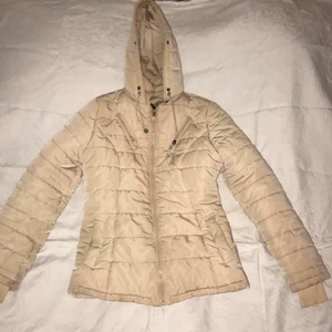 Belle shoes vinterjacka  - Köpt år 2019. Storlek S. Päls medföljer ej, avdragbar luva. Inget fel på den.