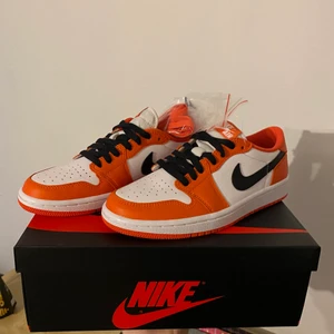Jordan 1 low Starfish eu 38,5 - Säljer helt nya jordans, bara stått på hyllan sen jag vann dom i raffle på sns. Personen jag vann dom åt vill inte ha dom längre så säljer iväg billigt då det inte är min storlek. Helt nya med kartong och digitalt kvitto från sns.