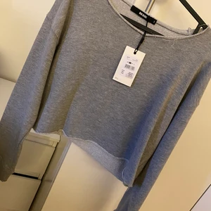 Bikbok crop tröja - Säljer den helt ny för använder den aldrig och köpt för 300
