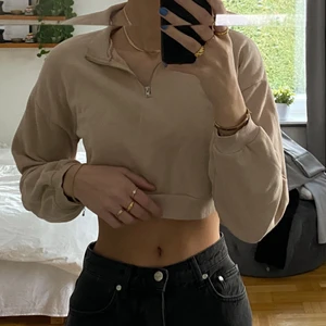 Zip tröja - Croppad zip tröja från NlyTrend i stl S⚡️ Mycket fint skick!