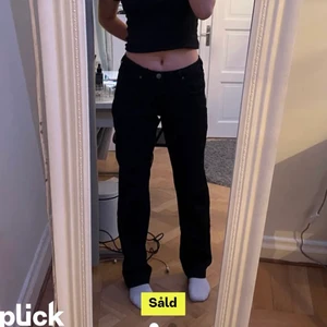Jeans  - Ganska lågmidjade jeans, köpt här på Plick men satt inte riktigt som jag ville och säljer därför vidare, dom var bra i längden på mig som är ca 166 men skulle säkert passa någon som är lite längre.