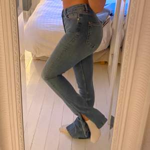 Jeans med slits från zara, stl 38 men skulle säga mer en 36a! ❄️❄️