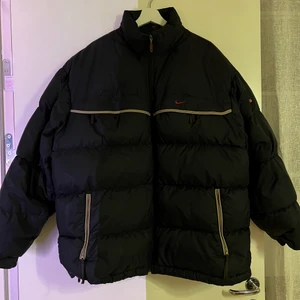 Nike jacka  - Vintage nikejacka i storlek M/L                                               Passar fint om man vill ha en overzied fit.                             Skick 8/10  