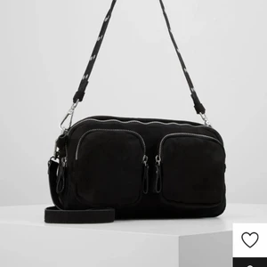 axelväska  - Jättefin väska från ginatricot.❤️              Man får med ett till band till väskan om man vill variera och den är väldigt rymlig man får plats med allt möjligt i den. Den är använd men inte några skador på väskan så den är i bra skick🤍