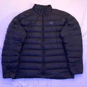 Arcteryx jacka - En jacka från märket arcteryx, i nyskick. Betalar ej frakt. Kan mötas upp i Stockholm/Uppsala. Kan diskutera pris vid snabb affär.