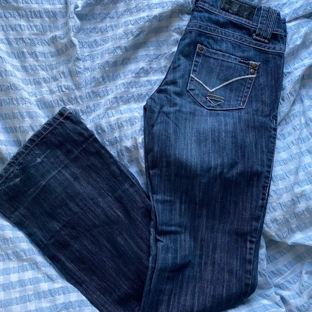 Ett par jättenajs mörkblåa lågmidjade Bootcut jeans, som tyvärr var för små för mig. Köpta från sellpy, men i väldigt bra skick! Midjemåttet är 78 cm och skulle säga att dem passar någon runt 170.. Jeans & Byxor.