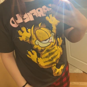 En fin oversize t-shirt - En fin oversize t-shirt med ett tryck katten är från en film som heter Gustav , i storlek m o säljer den för 100 kr +frakt ❤️