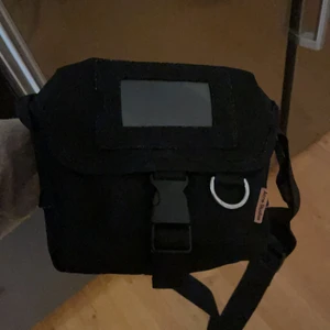 Acne väska - Säljer denna acne Messenger bag. Säljer pga att den inte kommer till användning💕