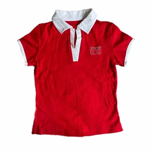 Tröja - Röd t-shirt med vita detaljer från 2000-talet, står ”53” på vänster sida. Köpt seconhand men är i nyskick och aldrig använd av mig😇 Det står varken märke eller storlek men skulle uppskatta t-shortsen till en S. 