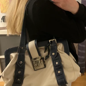 Retro väska - Super fin väska från second hand, säljer pga att jag ej använder den! Kommer med ett jätte bra lås och en nyckel som man kan använda till. Den är super rymlig så perfekt till skolan. Köparen står för frakten!