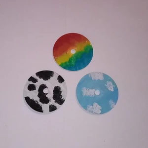 Mönstrade CD-skivor  - Tre st målade CD-skivor som jag gjort själv. Om du är intresserad skiv privat<3