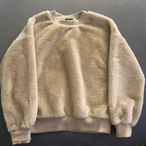 Teddy tröja - Säljer denna sköna Teddy tröja från new yorker i storlek S 