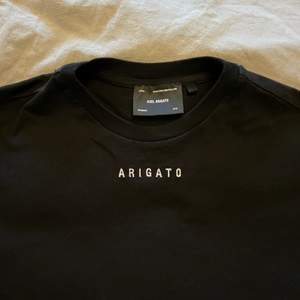 Säljer denna svarta arigato tshirt i dam modell strl M. Sitter snyggt löst på en S/M och mer oversized på en xs. den är skitsnygg och är inte använd alls då jag har två stycken likadana. Säljer även den lila t-shirten från axel arigato strl M dam med en sushibit på 😍🥰 Den svarta är köpt för 600kr