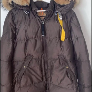 Parajumpers Longbear  - Fin Brun Parajumpers LongBear. Stl Xl men passar samt L jättebra. Kedjan är lite söndrig o kan behövas byta ut  !SERIÖSA KÖPARE endast! 🌸Vid snabb Affär kan PRISET diskuteras🌸 