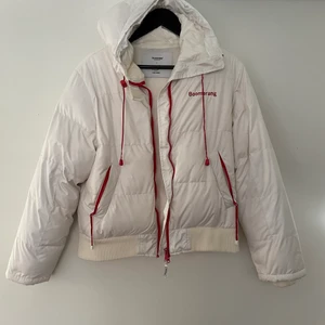 Vinterjacka  - Så snygg och varm vinterjacka från boomerang! 100% dum och storlek L men sitter fint på mig som är S men hade passat större också. I använt skick med lite fläckar men de går säkert bort i tvätten ❤️