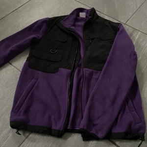 Jacka - Cool lila jacka, använd ett fåtal gånger jättenice men passar ej