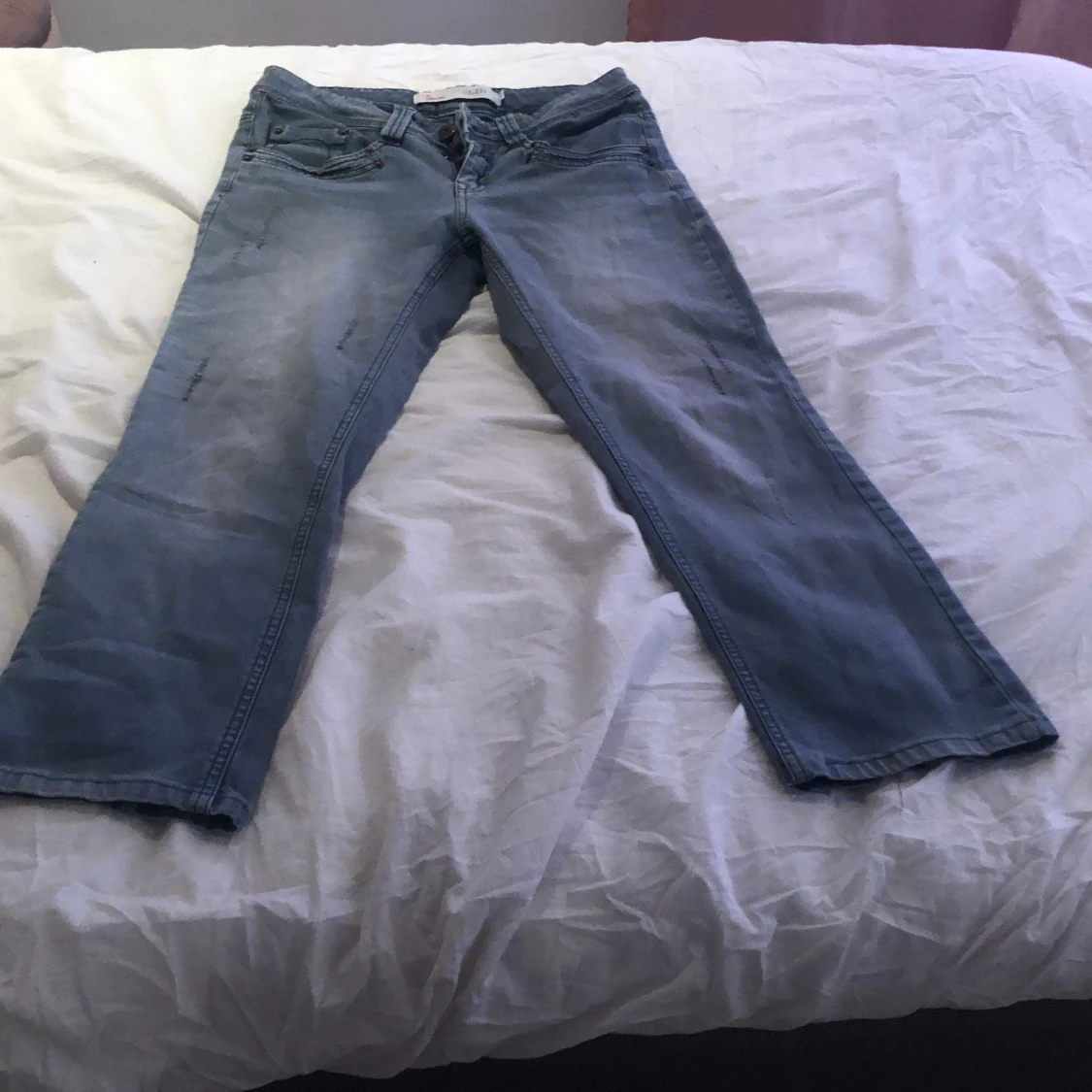 Ett par ljus blåa jeans  - 90