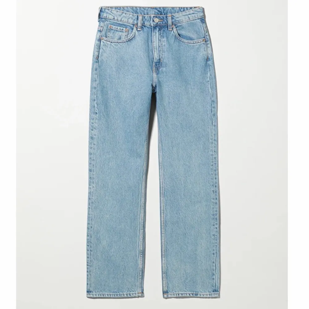 Snygga jeans från weekday i modellen Voyage och färgen Pen Blue, W27 L32!! De är i bra skick, men har en liten fläck på baksidan, skickar gärna bild på den om det önskas. Säljer pga för små, köparen står för frakten. . Jeans & Byxor.