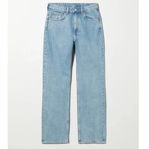 Weekday Jeans - Snygga jeans från weekday i modellen Voyage och färgen Pen Blue, W27 L32!! De är i bra skick, men har en liten fläck på baksidan, skickar gärna bild på den om det önskas. Säljer pga för små, köparen står för frakten. 