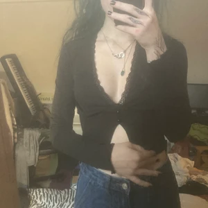 svart topp  - fin svart topp! nästan oanvänd. frakt ingår i priset 