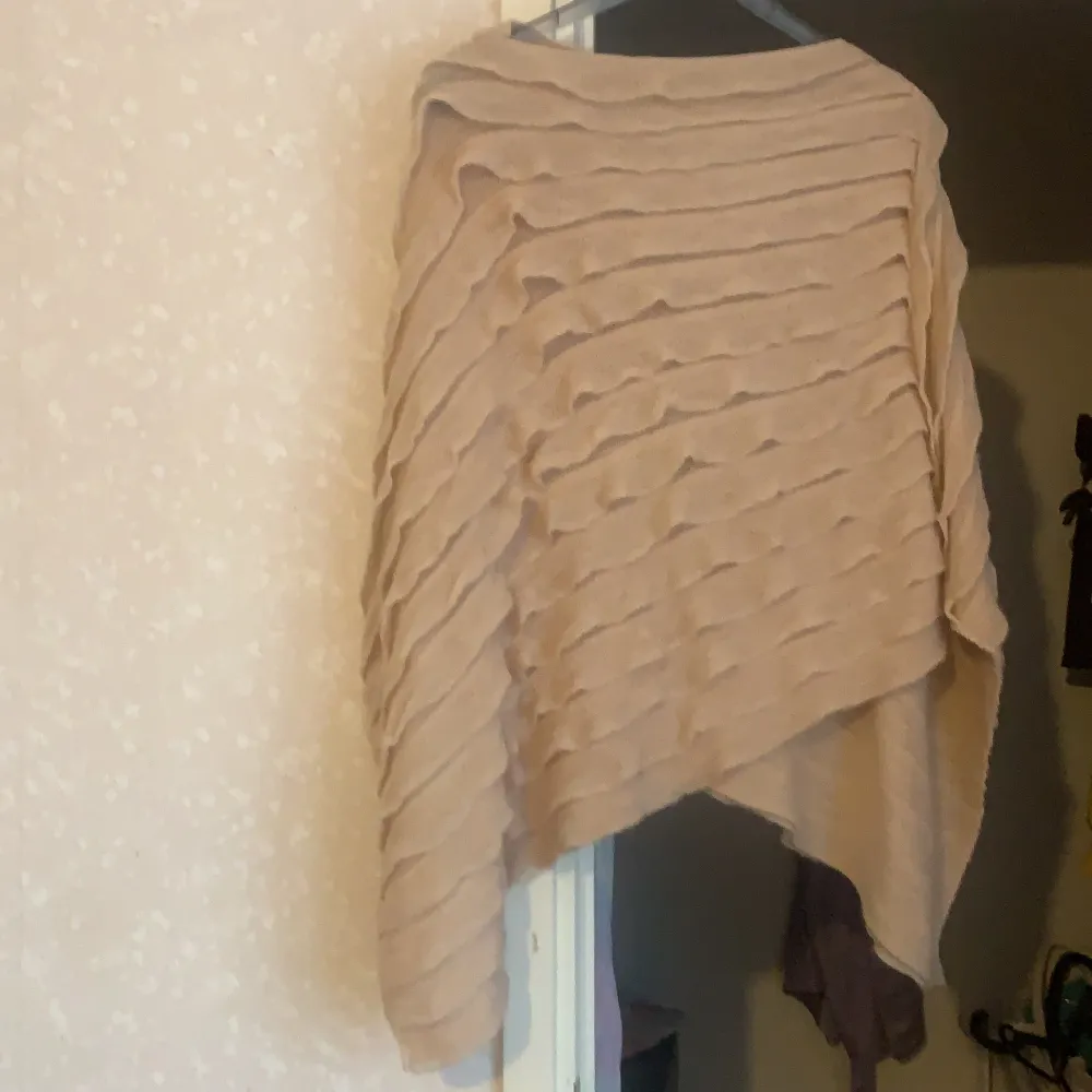 Soft knitted peach coloured poncho by Pieces. Size Small. Never worn.. Stickat.