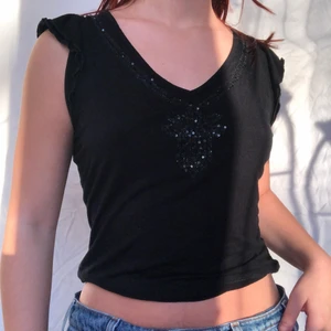 Svart linne med pärlor  - Sjukt skönt svart linne smyckat med pärlor. Märkt storlek L men passar utmärkt på mig som vanligtvis bär S i toppar. Mycket stretchig så passar allt däremellan! Köpare står för 48kr frakt. Plagget är i gott skick utan synliga defekter. 
