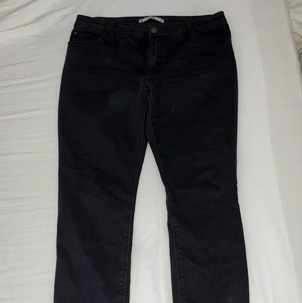Low/midrise jeans i storlek 42 men små i storleken!🌟 målade fickor på baksidan🎨. Jeans & Byxor.