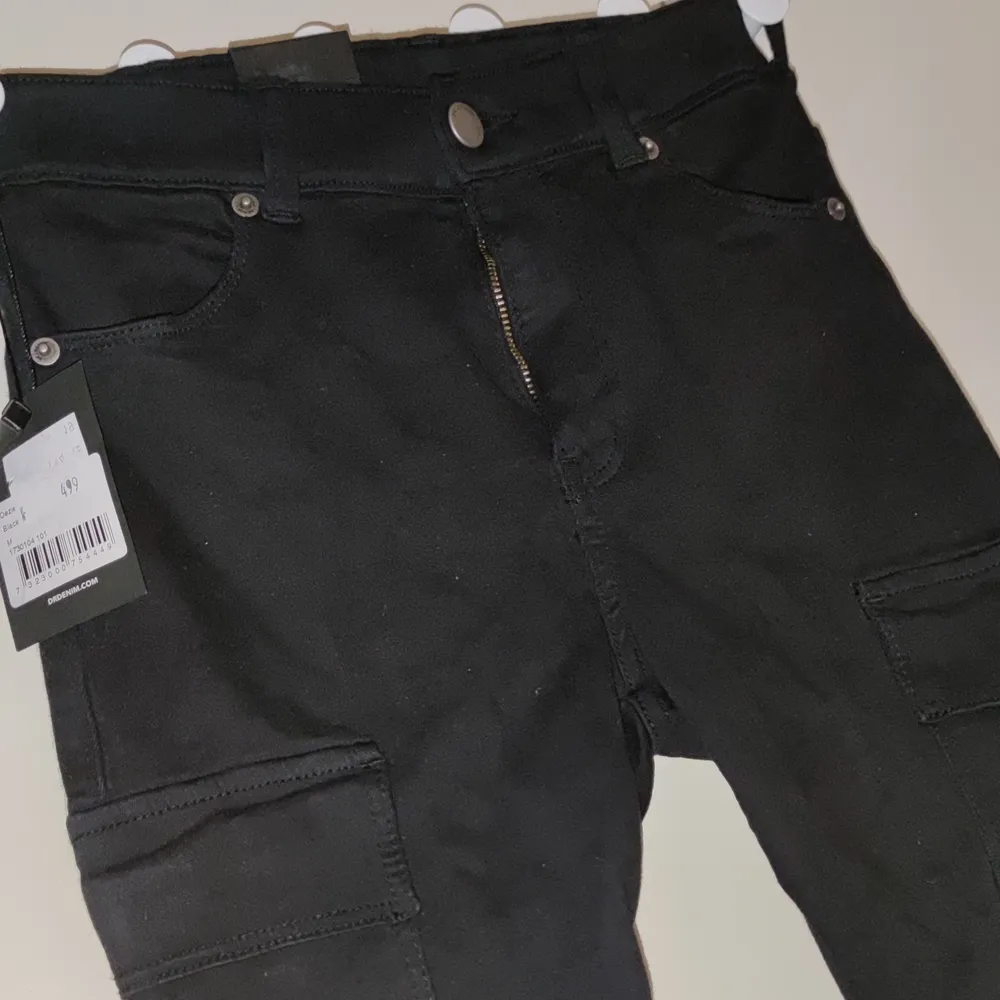 Helt nya jeans från Drdenim säljes då jag köpte dem som motivation till att gå ner i vikt men har insett att jag aldrig kommer att komma i dem. Nypris 499kr. Säljer dem för 300kr+ frakt. Kan även skickas spårbart men då står du för den extra fraktkostnaden. Strl M men jag skulle nog mer säga xs-s. Jeans & Byxor.