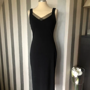 Klänning för alla tillfällen S - Svart klänning för alla tillfällen. Mycket fint skick.