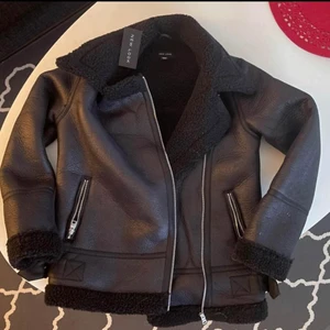 Svart pilotjacka, vinterjacka - Svart varm pilotjacka/vinterjacka från zalando köpt för 759kr, säljer för 550kr. Svart lurv innuti. Aldrig använd, endast testad Max två gånger, storlek 36/S, lite oversized i modellen skulle jag säga så passar även en M. Skriv privat för fler bilder. Köparen står för frakten!