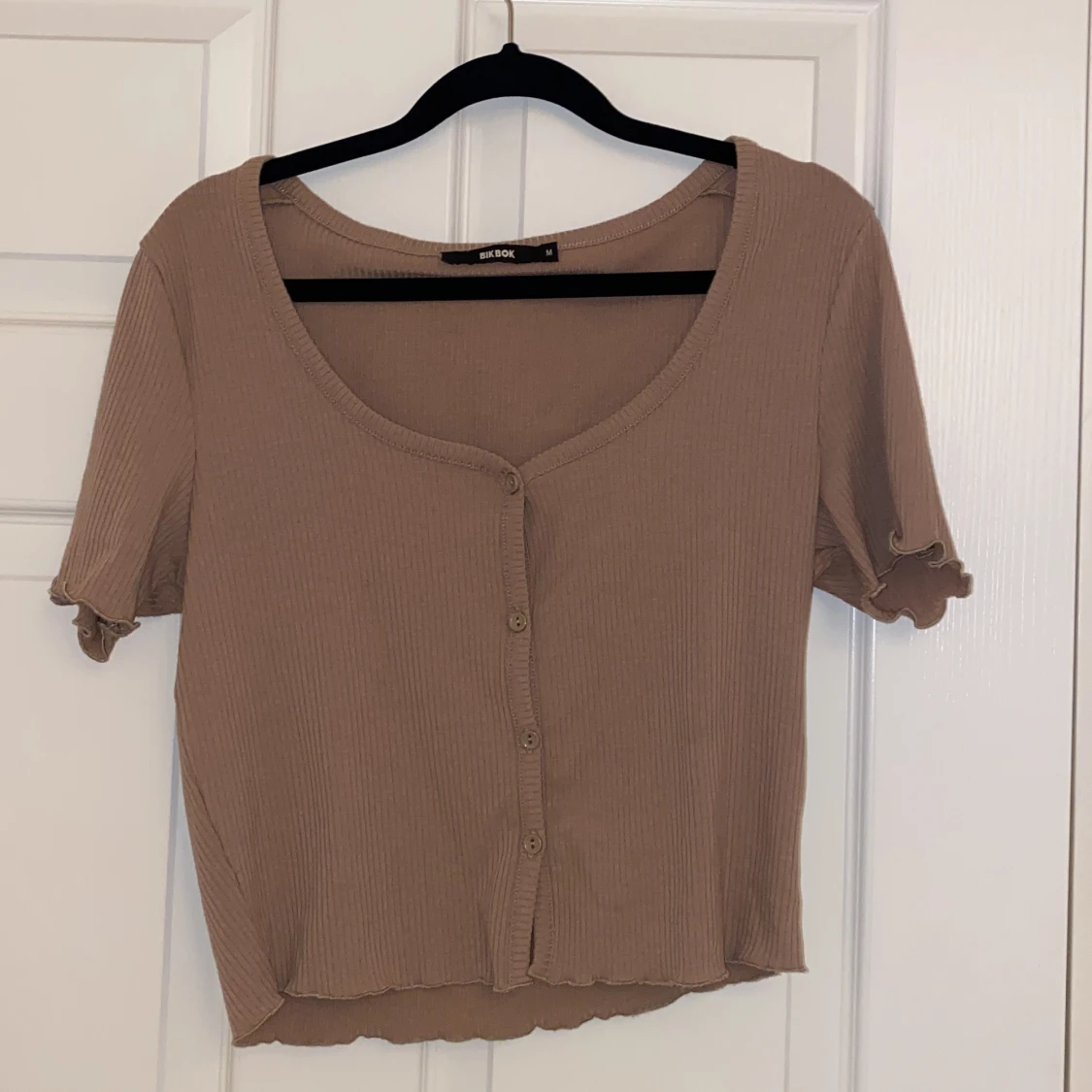 Beige topp med knappar 