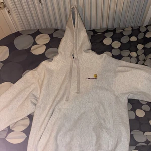 Carhartt - En snygg grå carhartt hoodie i strl xs som jag köpte i sommras. Har Max använt den 5 gånger. Om man kollar på skicket så är den som ny 