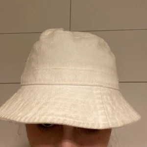 Fiskehatt  - Från monki säljer pga kommer inte till användning storlek M passar mig som har ett ganska normalt stort huvud haha