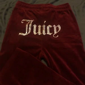Juicy couture byxor Storlek S - Helt oanvända köpta för 6 månader sen,säljer pågrund av att dom är för långa på mig ( är 155cm) köpta för 800kr