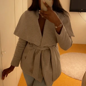 Grå kappa - Supersnygg grå kappa från DM retro! Storlek M men passar S också