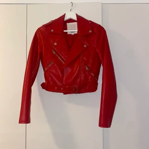 Skinnjacka - Super cool röd skinnjacka som tyvärr inte kommer till användning längre💞 jättebra skick