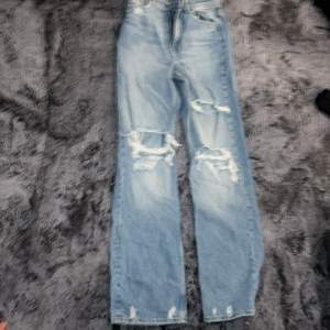 jeans långa passar för mig som är 180. men skulle nog också passa någon runt 175. 🙈 i nyskick andvänt typ 1-2 gånger