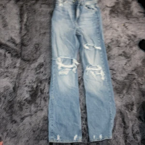 Zara jeans - jeans långa passar för mig som är 180. men skulle nog också passa någon runt 175. 🙈 i nyskick andvänt typ 1-2 gånger