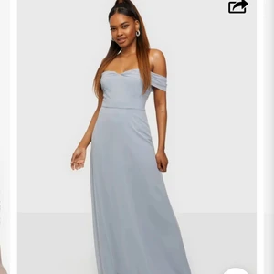 Balklänning grå strl L (nypris 899kr) - Säljer en superfin, helt ny balklänning från Nelly! Säljer då den var lite för stor för mig så jag egentligen har M i strl. Perfekt längd om man vill ha högklackat till! Köparen står för eventuell frakt, kan mötas upp i Malmö dock! 