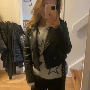 Stickad tröja  - Säljer denna super fina och sköna tröja med stjärnor. Säljs då den inte används, som ny! Storlek s men passar både xs & m beroende på hur man vill att den ska sitta. Säljs för 200kr eller bud💖