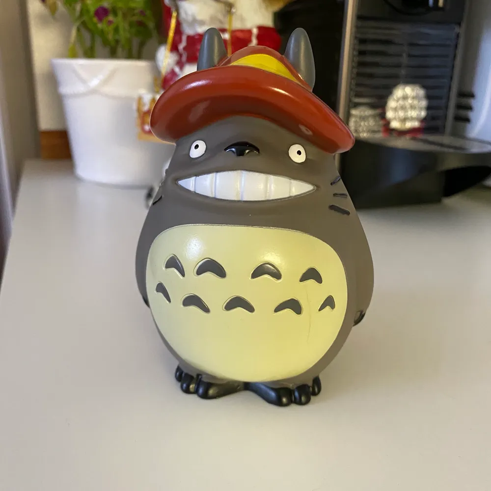 Totoro figur köpt på kawaii.se 50kr + 51kr spårbar frakt, eller 25kr ej spårbar frakt🌸. Övrigt.