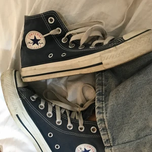 Mörk blå converse  - Mörk blåa converse fint skick! Bra passform! Strl 36,5 men passar 37! 200kr+frakt 