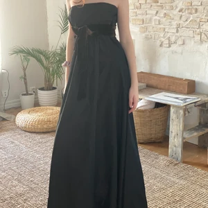 Brun festklänning - Lång brun festklänning med detaljer i sammet