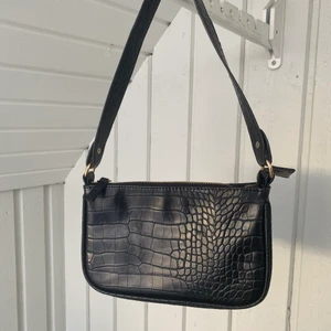 Svart axelväska  - Sparsamt använd axelväska. Har också en liten innerficka på insidan som stängs med hjälp av en dragkedja. Stilren och funkar verkligen till allt! 60kr+frakt 💞