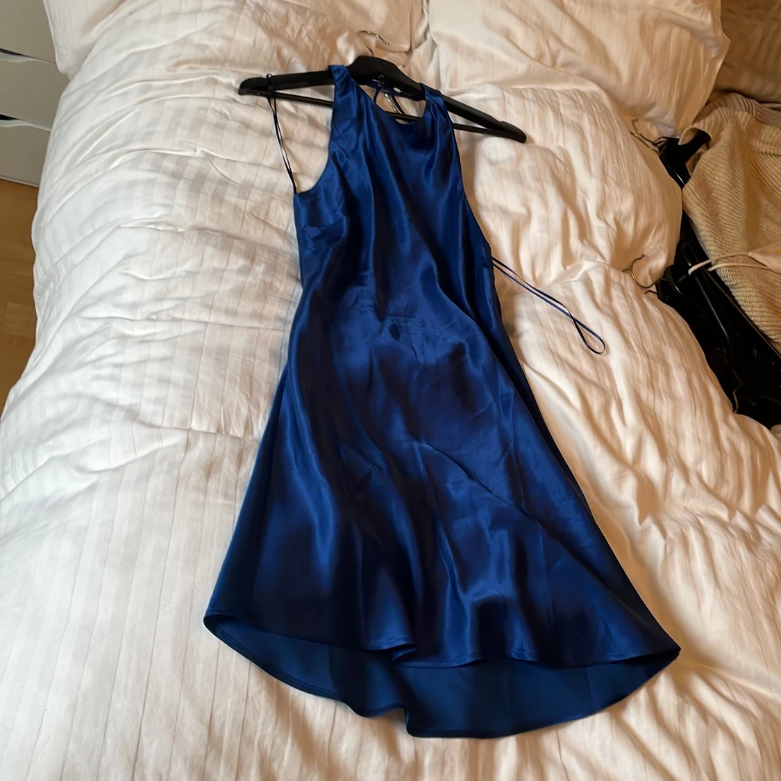 Satin rygglös klänning - 90