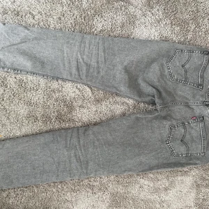 Gråa Levis 511 - Säljer ett par ljusgråa Levis 511:or. Byxorna är i mycket bra skick och bara använda några få gånger. Hör gärna av er för fler frågor! Startar budgivning på 300kr