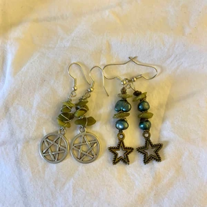 Super fina örhängen 🔮 - Köpt här på plick men säljer då de inte är min stil längre. Kan sälja separat också! Priset är för båda två. Desinfekteras innan jag skickar 