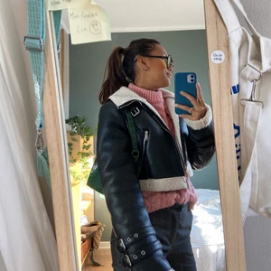 Shearling jacket - SÅ SNYGG shearling jacket med massa coola detaljer!!!!🕺🏼✌🏽💖 Köpt på Sellpy men ursprungligen från Boohoo🦖🦖Frakten kommer vara spårbar💕📦