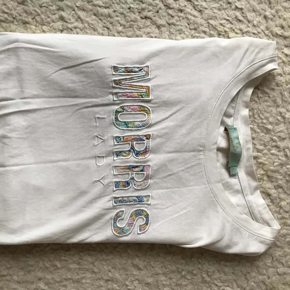 Så fin t-shirt från MORRIS. Färgglad text, aldrig sätt någon annan ha det. Strl S, nypris 600kr.. T-shirts.